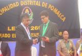 David Cornejo, alcalde provincial de Chiclayo, recibió la medalla de la ciudad de Pomalca. (Foto cortesía)