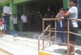 Pobladores de Olmos arrojan basura en el frontis de municipio