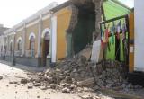 Esta pesada pared de una casona antigua cayó de manera intempestiva, dos personas resultaron heridas. (Foto cortesía RPP)
