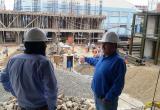 El gobernador regional de Lambayeque, Humberto Acuña, verifica las obras en el Colegio Rosario. (Foto cortesía)