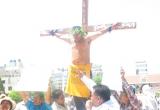 Trabajadores de JLO se crucifican y realizan olla común
