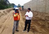 El presidente regional Humberto Acuña, inspeccionando los trabajos en Montes de la Virgen. (Foto cortesía)