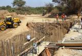 Construcción de los estribos del puente Mauro, en el distrito de Pítipo. (Foto GRL)
