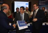 El presidente regional Humberto Acuña recibió el expediente para la construcción del Terminal Portuario de Lambayeque.