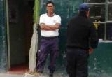 Estos serían dos de los policías municipales que estarían cobrando a los ambulantes. (Foto MPCh)