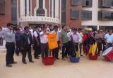 Trabajadores municipales lavan banderas en parque principal de José Leonardo Ortiz