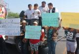 Alcalde y pobladores de Reque bloquearon el puente en protesta por el retraso de la obra. (Foto Chiclayoenlinea.com)