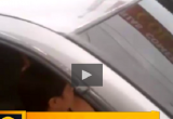 Esta mujer no fue detenida acusada del robo de una menor de dos años. (Foto captura video)