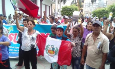 La protesta de los trabajadores de Tuman continúa nuevamente frente al Palacio Judicial. (Foto Chiclayoenlinea.com)