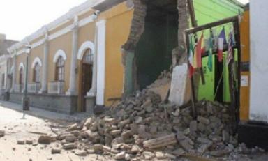 Esta pesada pared de una casona antigua cayó de manera intempestiva, dos personas resultaron heridas. (Foto cortesía RPP)