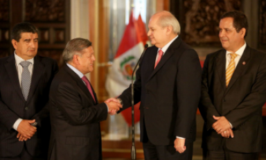 César Acuña presidente de la ANGR con el premier Pedro Cateriano. (Foto cortesía)
