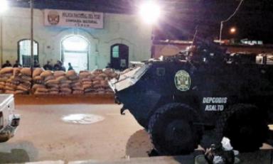 Barricadas colocadas en el frontis de la comisaría de Tumán, en prevención de desmanes. (Foto La República)