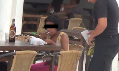 Esta niña fue hallada dentro del restobar Anconda fumando y bebiendo licor, conforme se aprecia en la imagen.