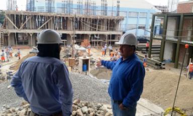 El gobernador regional de Lambayeque, Humberto Acuña, verifica las obras en el Colegio Rosario. (Foto cortesía)