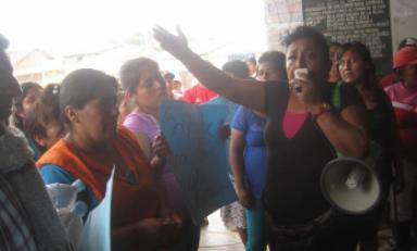 Comerciantes del mercado de Olmos realizaron protesta frente a la comuna distrital. (Foto Liliana Capuñay)