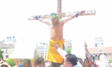 Trabajadores de JLO se crucifican y realizan olla común