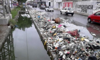 Así quedó la acequia Cois que cruza dos urbanizaciones de la ciudad de Chiclayo. (Foto Andina)