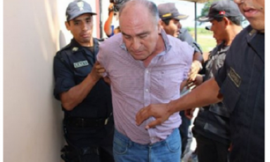 El exalcalde, Roberto Torres Gonzáles,es trasladado a la audiencia en el penal. (Foto El Comercio)