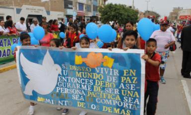 Colorida caminata por la paz y la seguridad ciudadana