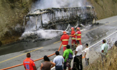 El bus en el que se trasladaban los cantantes del Grupo 5 se incendió esta mañana. (Foto Andina)