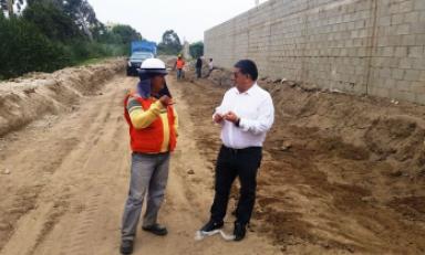 El presidente regional Humberto Acuña, inspeccionando los trabajos en Montes de la Virgen. (Foto cortesía)