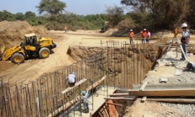 Construcción de los estribos del puente Mauro, en el distrito de Pítipo. (Foto GRL)