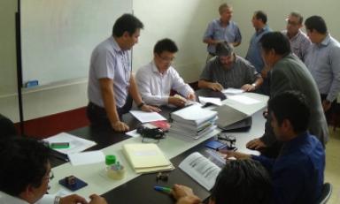 Apertura de sobre para la licitación internacional del programa "ChiclaYo Limpio". (Foto cortesía)