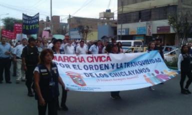 Hace unos instantes concluyó la marcha por la tranquilidad y contra la delincuencia en Chiclayo. (Fotos Chiclayoenlinea.com)