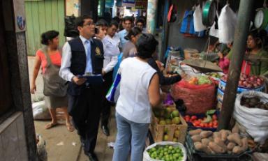 Un grupo multisectorial inspeccionó el mercado de Lambayeque y decidió declararlo en emergencia. (Foto cortesía)
