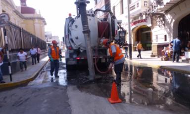 Colapsa redes de alcantarillado en calles céntricas de Chiclayo