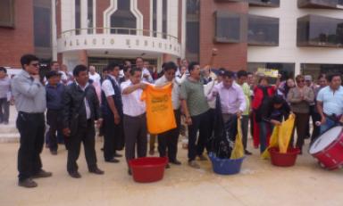 Trabajadores municipales lavan banderas en parque principal de José Leonardo Ortiz