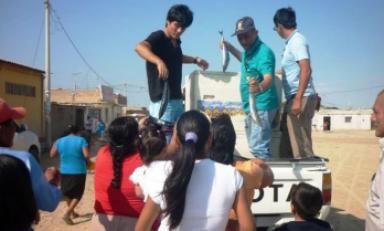 Donan dos toneladas de pescado a los pobladores de Monsefú y San José