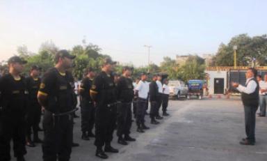 Autoridad les dio un ultimátum luego de recibir fotografías donde se observa a los trabajadores recibiendo presuntas coimas de ambulantes.