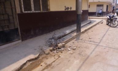 Postes de luz se desploman y ponen en riesgo a vecinos de Ferreñafe