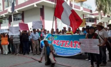 Los trabajadores de la azucarera Tumán protestaron esta vez frente al Poder Judicial. (Foto RPP)