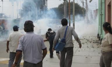 Por más de cuatro horas los trabajadores de Pomalca se vienen enfrentando a la Policía. (Foto RPP)