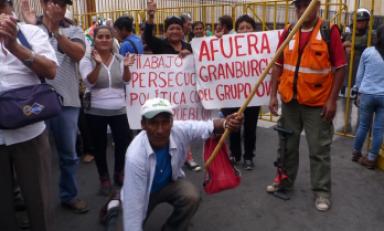 Protesta de trabajadores de Tumán frente al Poder Judicial. (Foto Archivo)