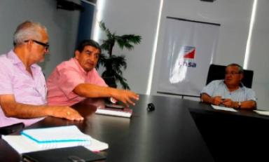 Gobernador regional de Lambayeque, Humberto Acuña, reunido con funcionarios de Ensa. (Foto cortesía)