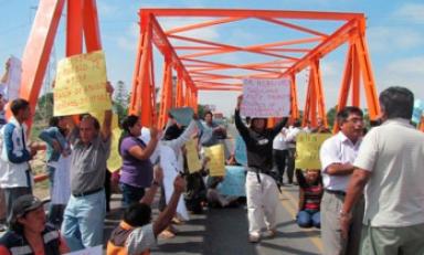Trabajadores de CGTP bloquean el puente de Reque por el retraso de las obras (Foto Referencial)