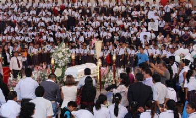 Momentos en que se rinde un homenaje póstumo a la niña Dayana, quien fuera degollada. (Foto Chiclayoenlinea.com)