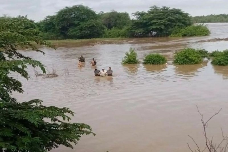 Lambayeque: rescatan a adulto mayor atrapado por crecida del río Motupe en Jayanca