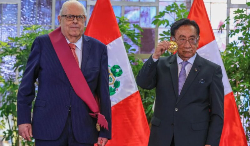 Balcázar condecora a Julio Velarde y resalta su labor como presidente del BCR