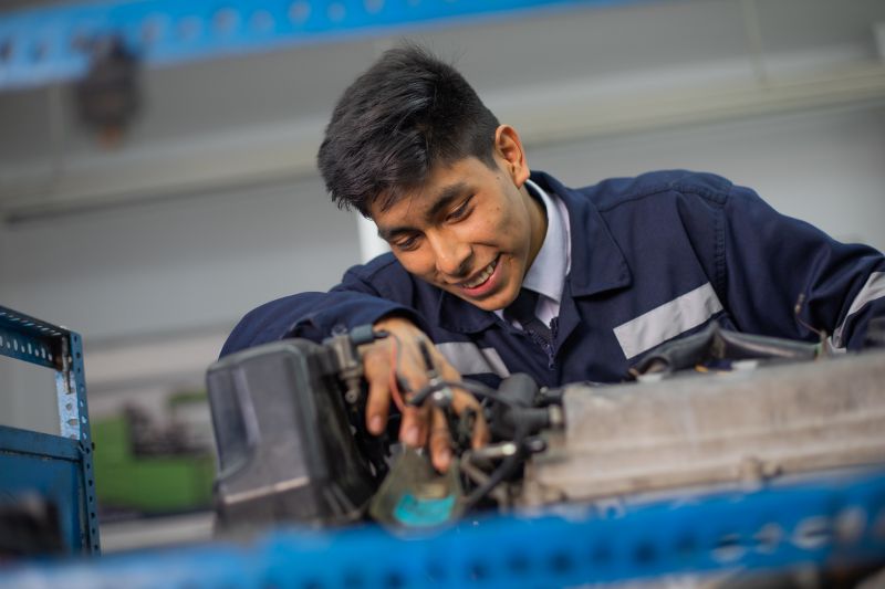 Técnicos en Minería, Metalurgia y Petróleo y médicos son los jóvenes mejor pagados en el país