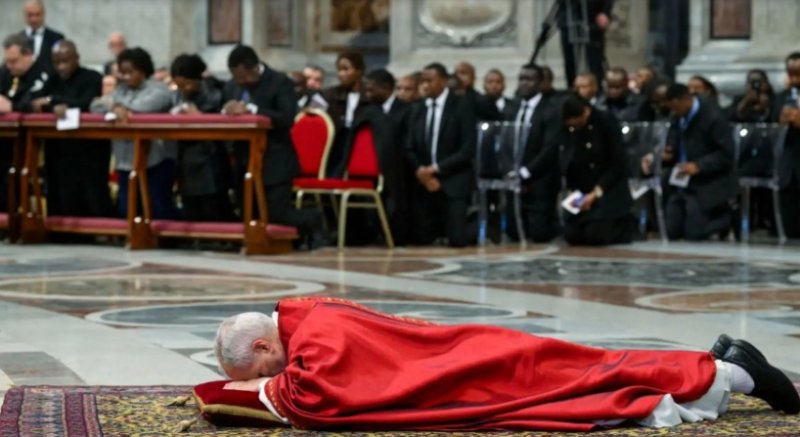 León XIV rezó tendido en el suelo de la basílica vaticana por la Pasión de Cristo
