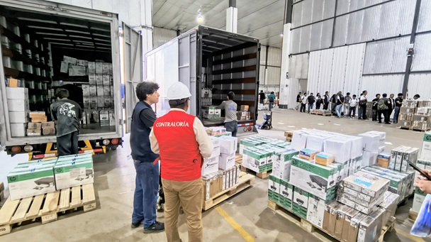 Contraloría supervisa el despliegue de material electoral a locales de votación