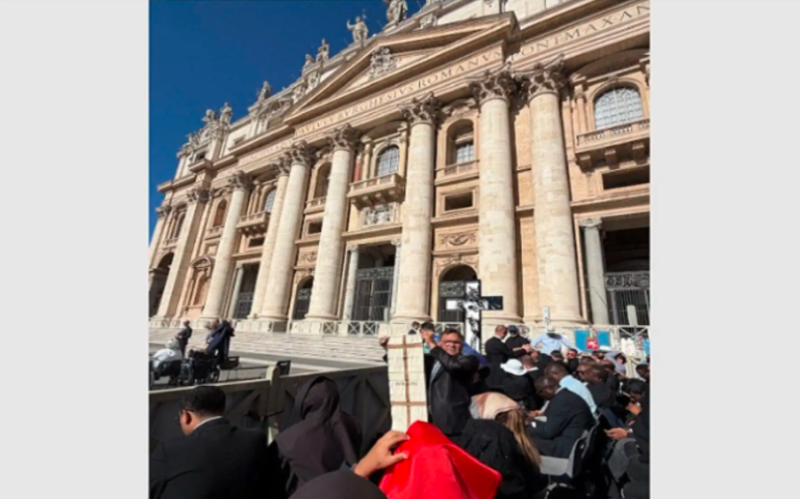 Artesanas de Lambayeque llegan al Vaticano: entregan manto de algodón nativo al papa León