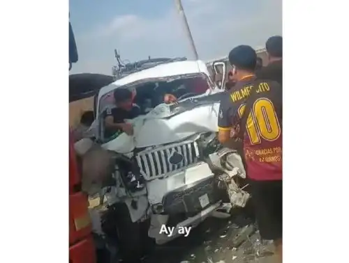 Dos muertos y 10 heridos deja choque de miniván con tráiler en la vía Chiclayo - Ferreñafe
