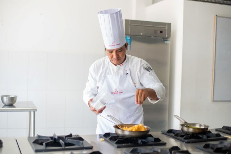 Becario piurano trabajó como chef en Alemania y hoy enseña en instituto de su región