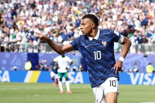 Francia superó a Senegal por 3-1 en su debut mundialista, teniendo como máxima figura a Mbappé