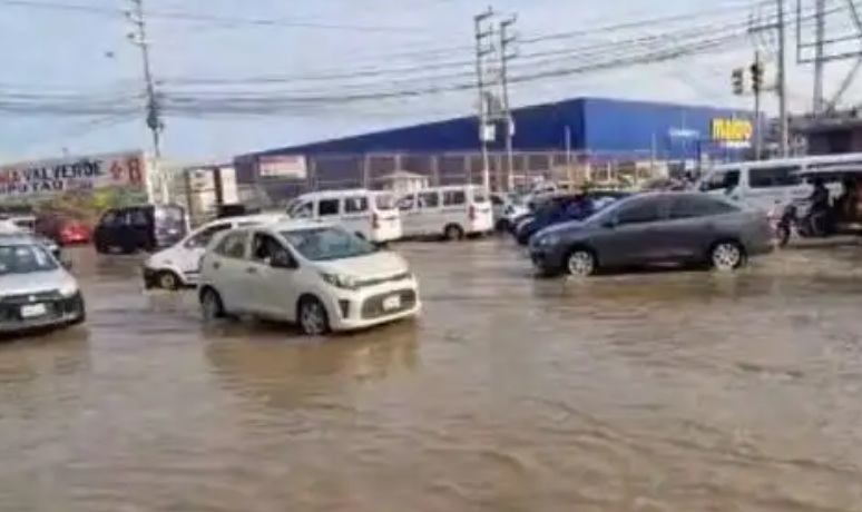 Tubería matriz de agua colapsa e inunda calles de Chiclayo y causa emergencia en la ciudad